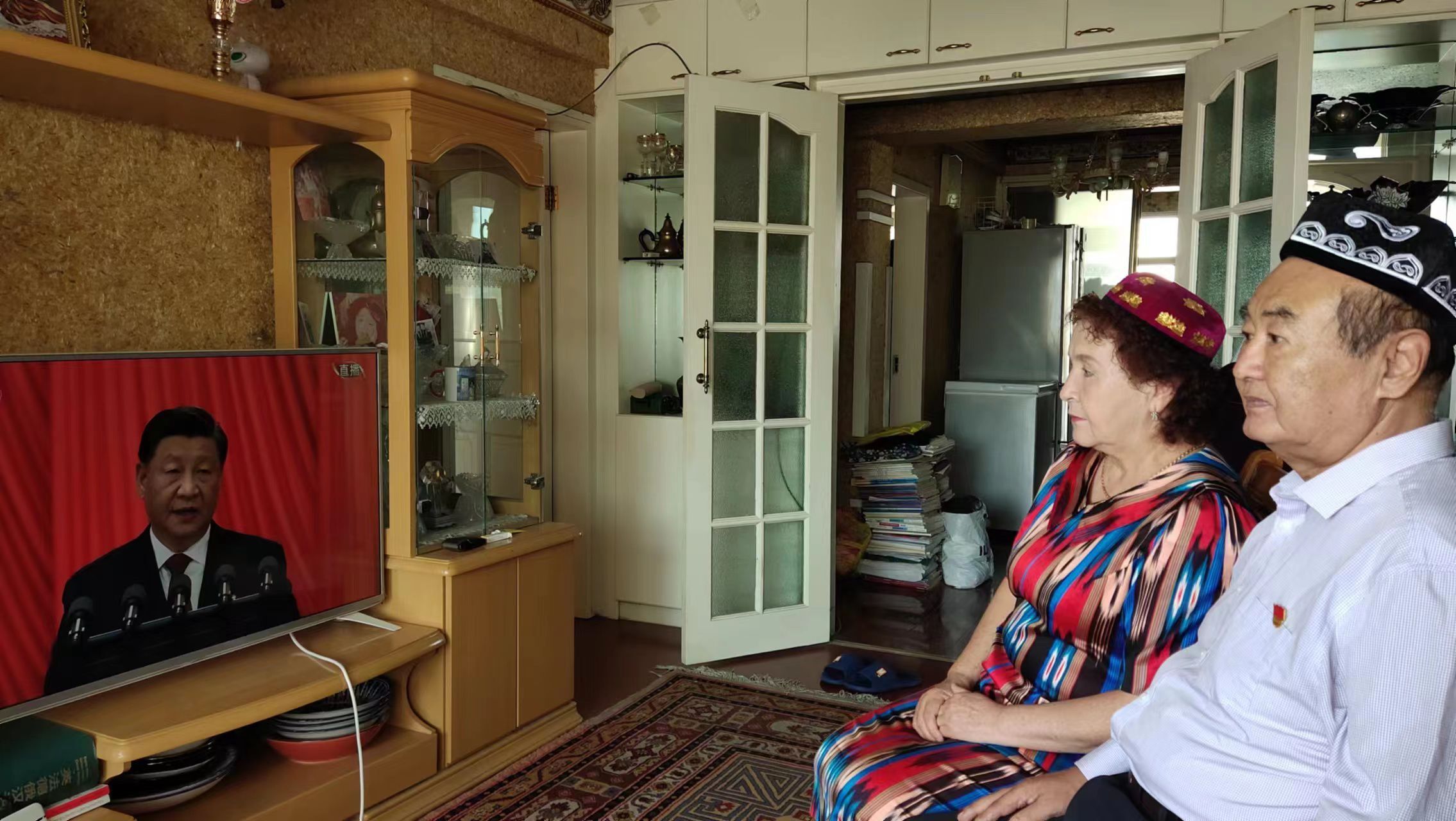 妻社
退休老党员艾力肯·依不拉音和家人一起观看党的二十大会议直播.jpg 妻社
退休老党员艾力肯·依不拉音和家人一起观看党的二十大会议直播.jpg