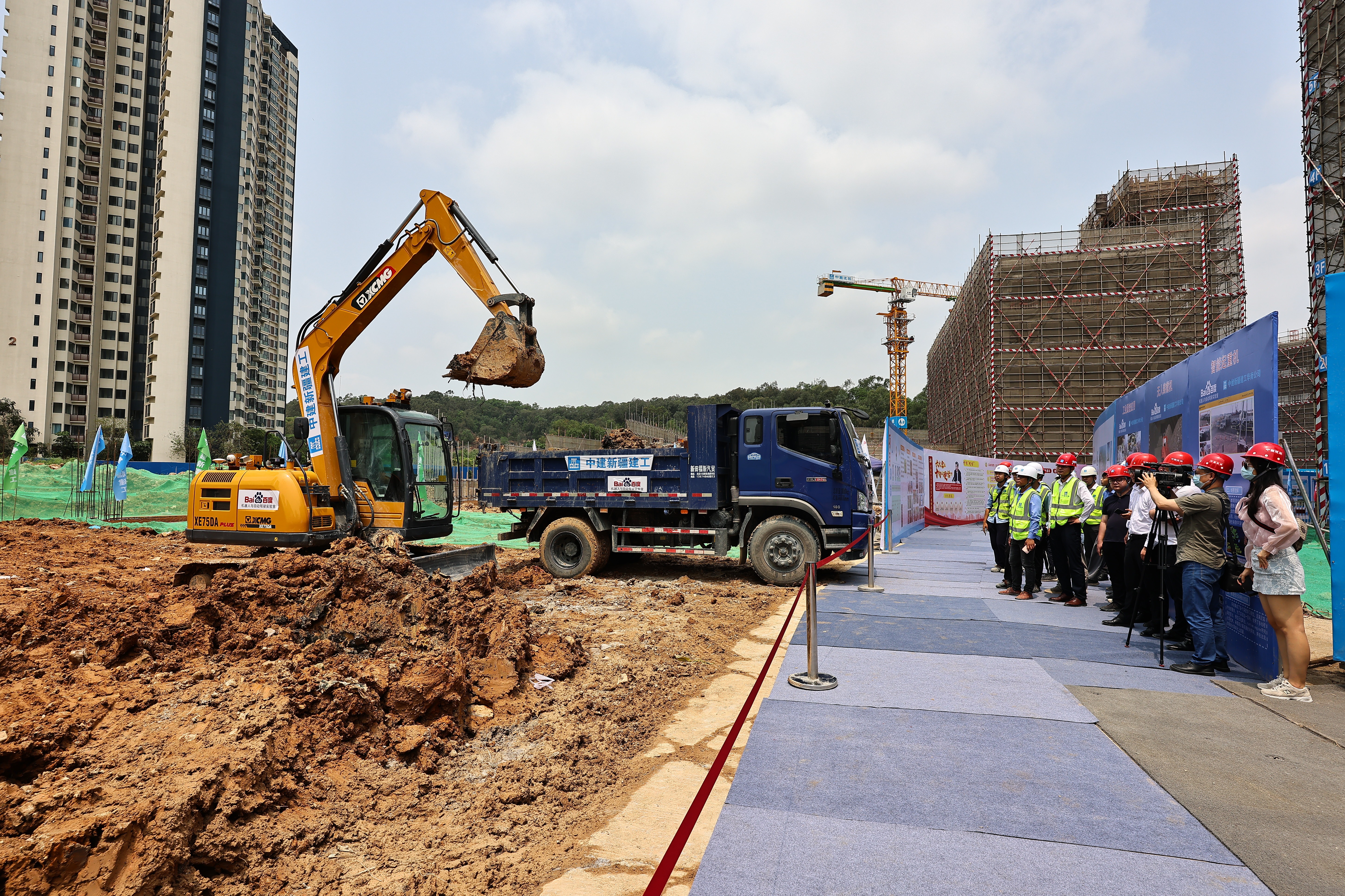 无人挖掘机1.jpg 无人挖掘机1.jpg